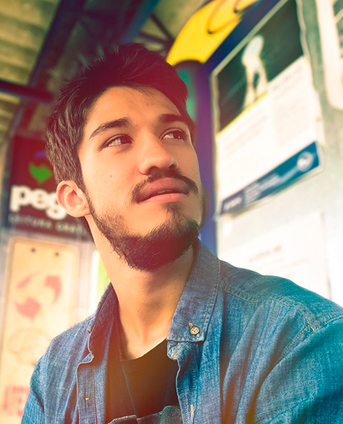 Foto do desenvolvedor do site, programador e designer do projeto.